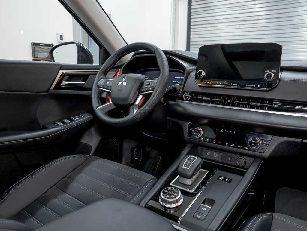 2024 Mitsubishi Outlander Plug-In Hybrid in St-Jérôme, Quebec - 29 - w1024h768px
