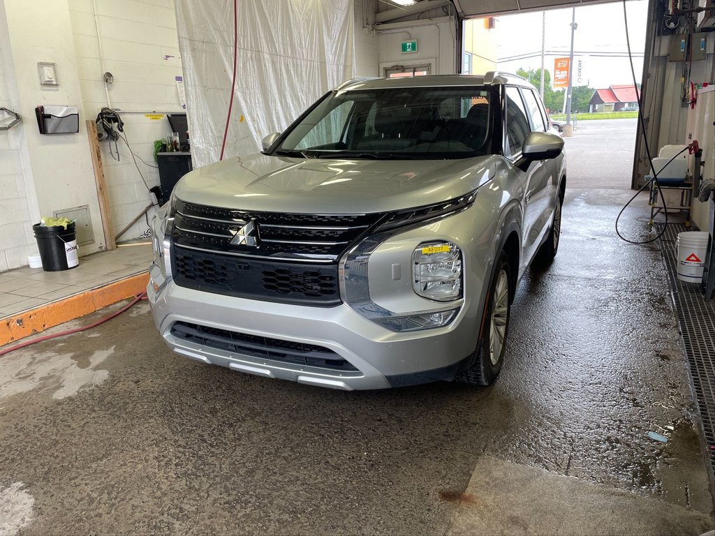 Mitsubishi Outlander Plug-In Hybrid  2024 à St-Jérôme, Québec - 1 - w1024h768px