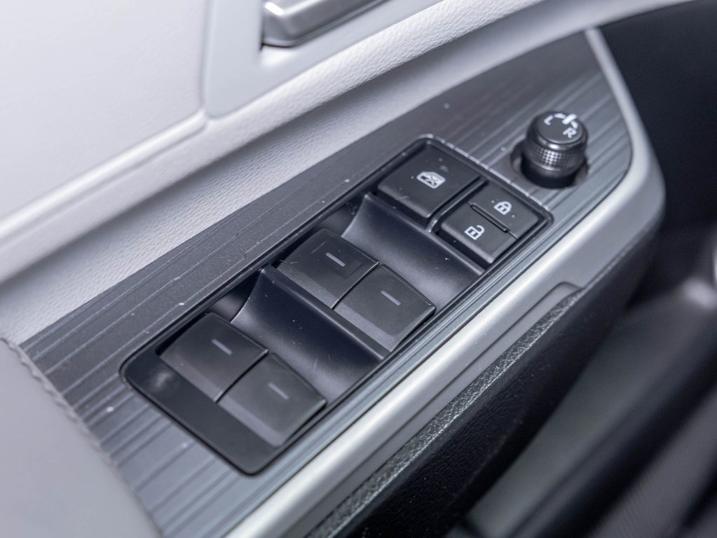 2025 Toyota Sienna in St-Jérôme, Quebec - 29 - w1024h768px