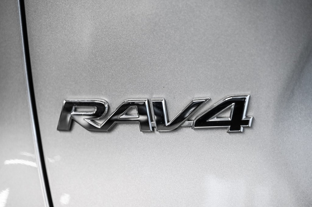 Toyota RAV4 LE 2024-6