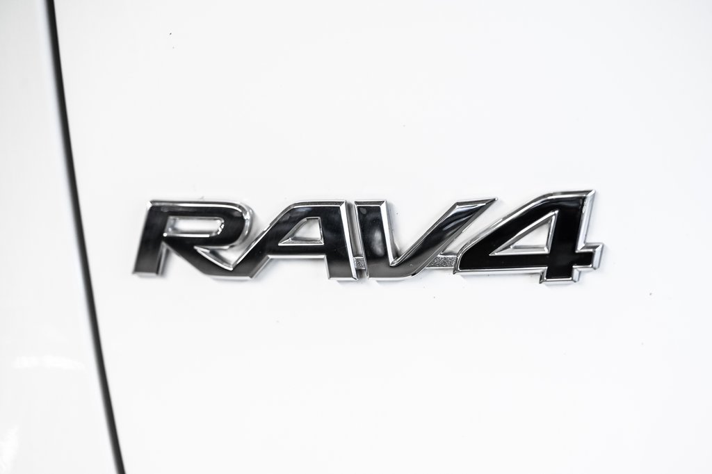 Toyota RAV4 LE 2024-6
