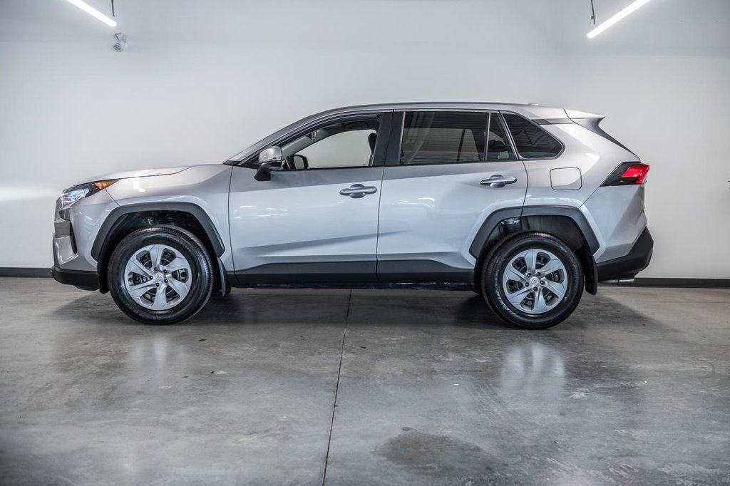 Toyota RAV4 LE 2023-4