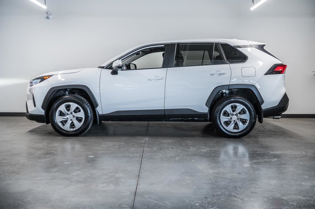 Toyota RAV4 LE 2023-4
