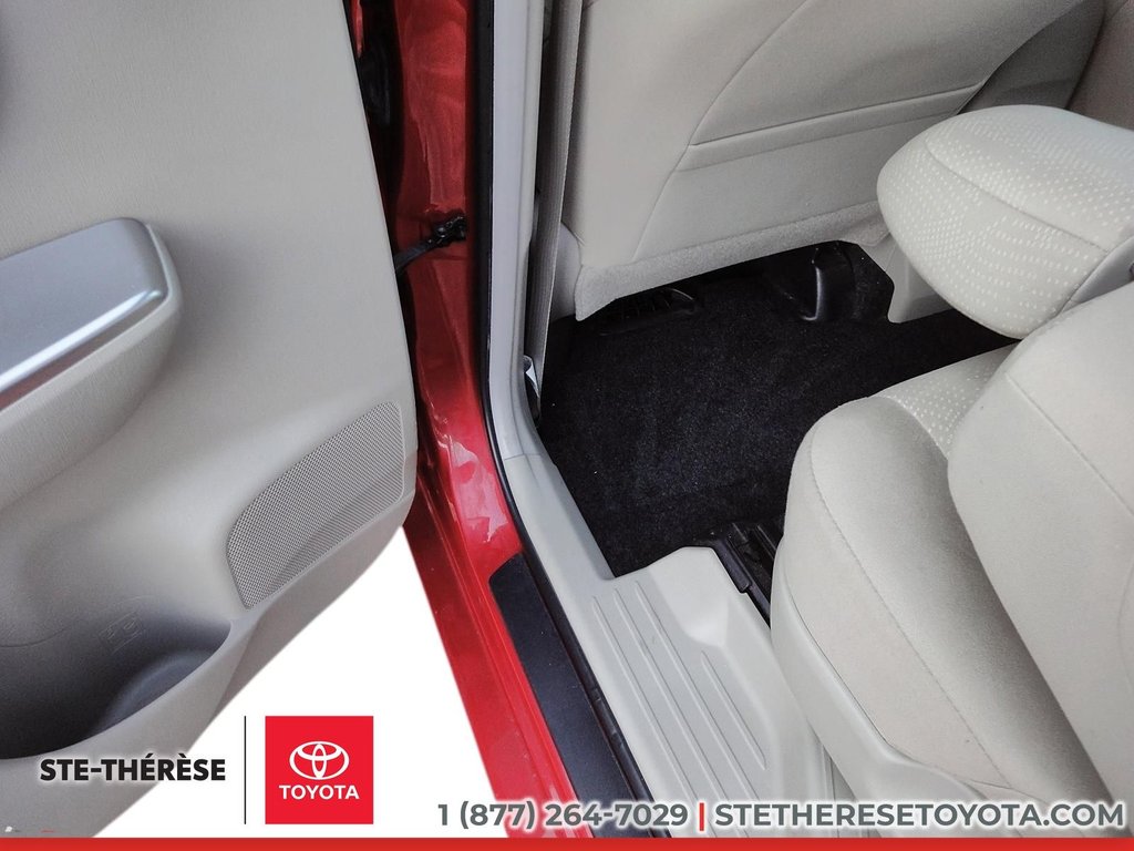 Toyota Prius v HYBRID 2013-5