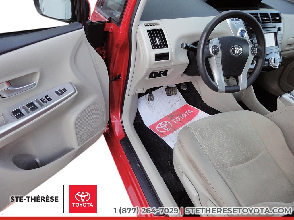 Toyota Prius v HYBRID 2013-7