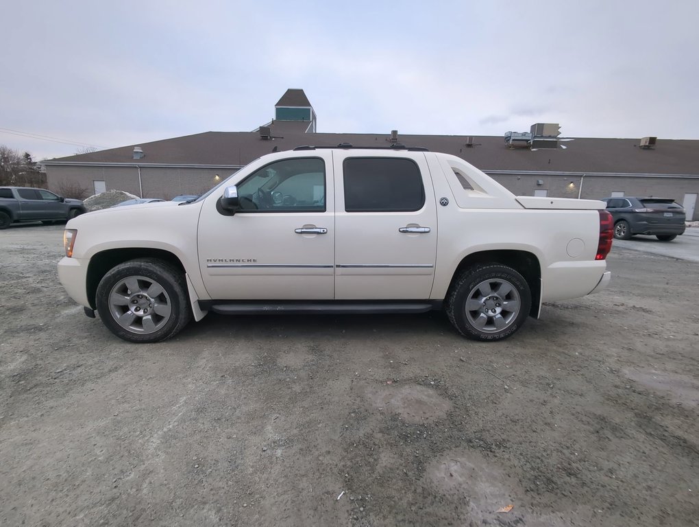 2013 Chevrolet Avalanche LTZ in Dartmouth, Nova Scotia - 5 - w1024h768px