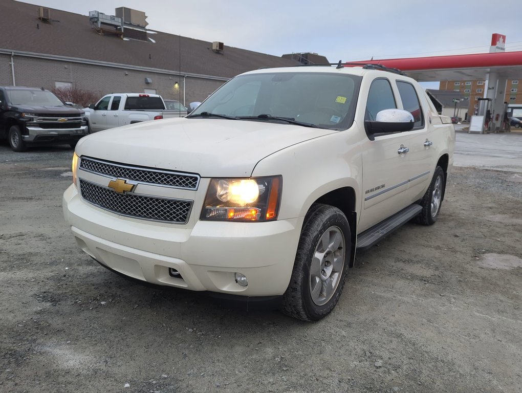 2013 Chevrolet Avalanche LTZ in Dartmouth, Nova Scotia - 4 - w1024h768px