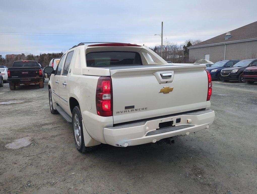 2013 Chevrolet Avalanche LTZ in Dartmouth, Nova Scotia - 6 - w1024h768px