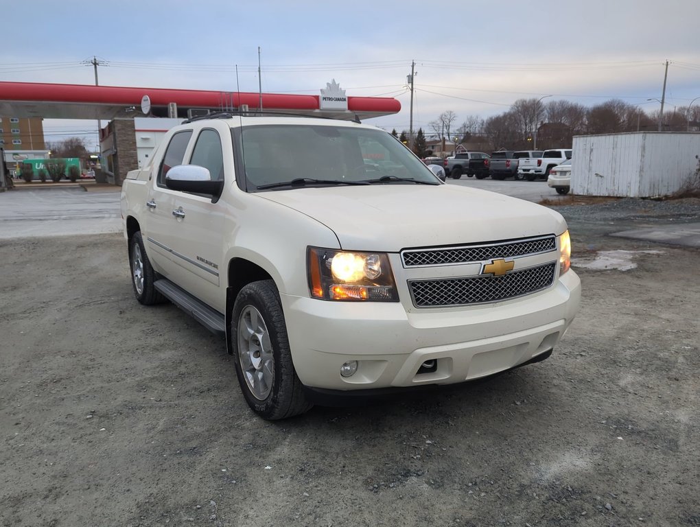 2013 Chevrolet Avalanche LTZ in Dartmouth, Nova Scotia - 2 - w1024h768px