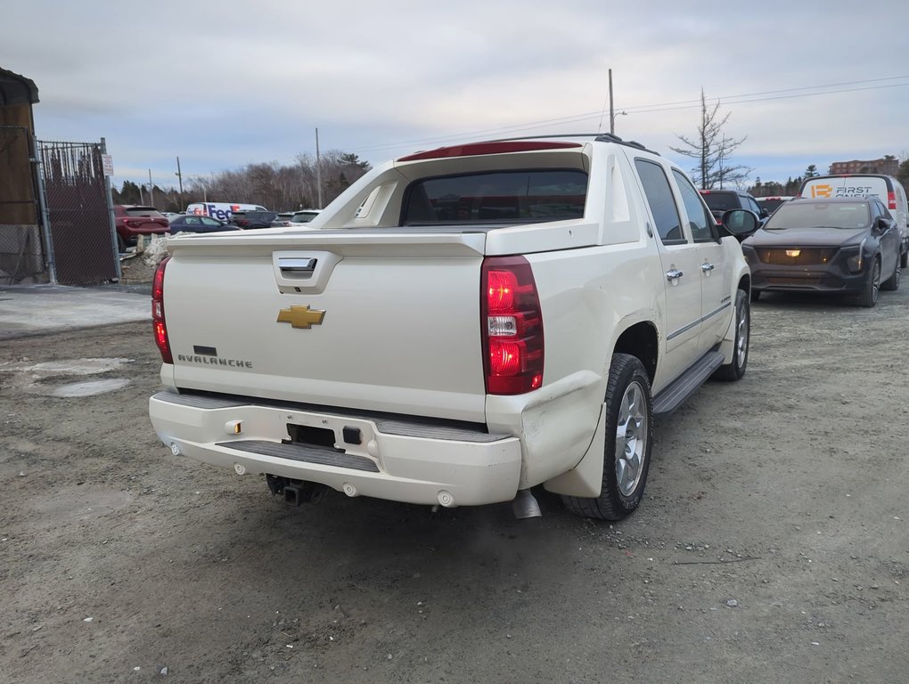 2013 Chevrolet Avalanche LTZ in Dartmouth, Nova Scotia - 8 - w1024h768px