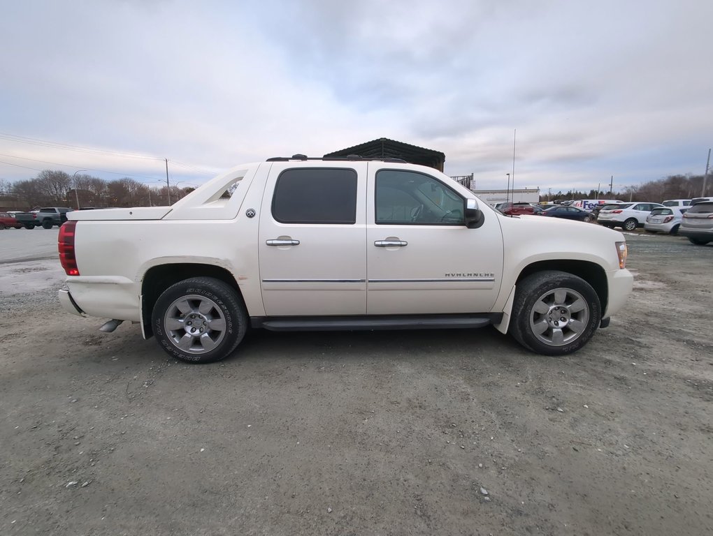 2013 Chevrolet Avalanche LTZ in Dartmouth, Nova Scotia - 9 - w1024h768px