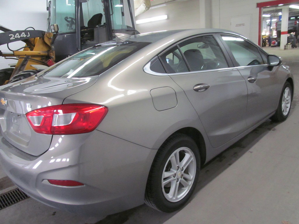 2017 Chevrolet Cruze LT in Dartmouth, Nova Scotia - 4 - w1024h768px