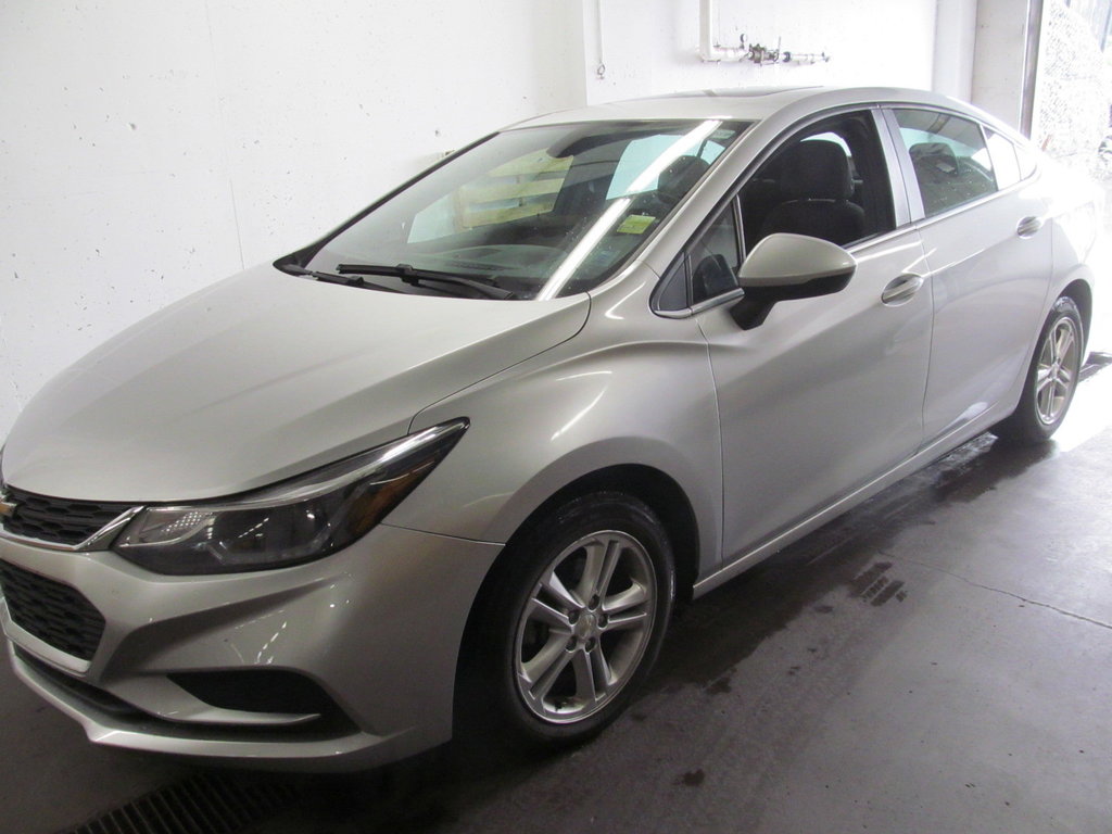 2017 Chevrolet Cruze LT in Dartmouth, Nova Scotia - 2 - w1024h768px