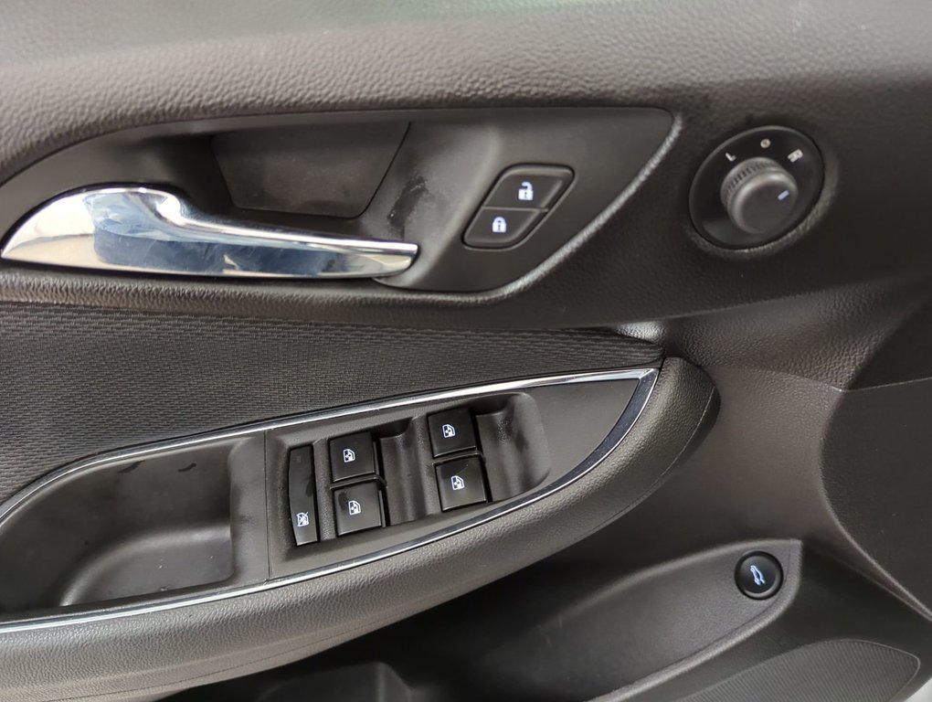 2017 Chevrolet Cruze LT in Dartmouth, Nova Scotia - 13 - w1024h768px
