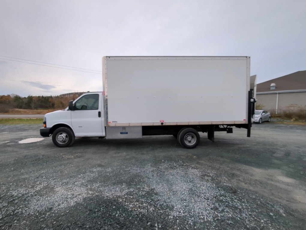 2020  Express Commercial Cutaway 16 FT Cube with Rear Lift and Side Door *GM Certified* in Dartmouth, Nova Scotia - 5 - w1024h768px