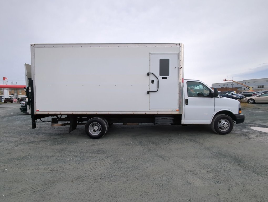 2020  Express Commercial Cutaway 16 FT Cube with Rear Lift and Side Door *GM Certified* in Dartmouth, Nova Scotia - 9 - w1024h768px