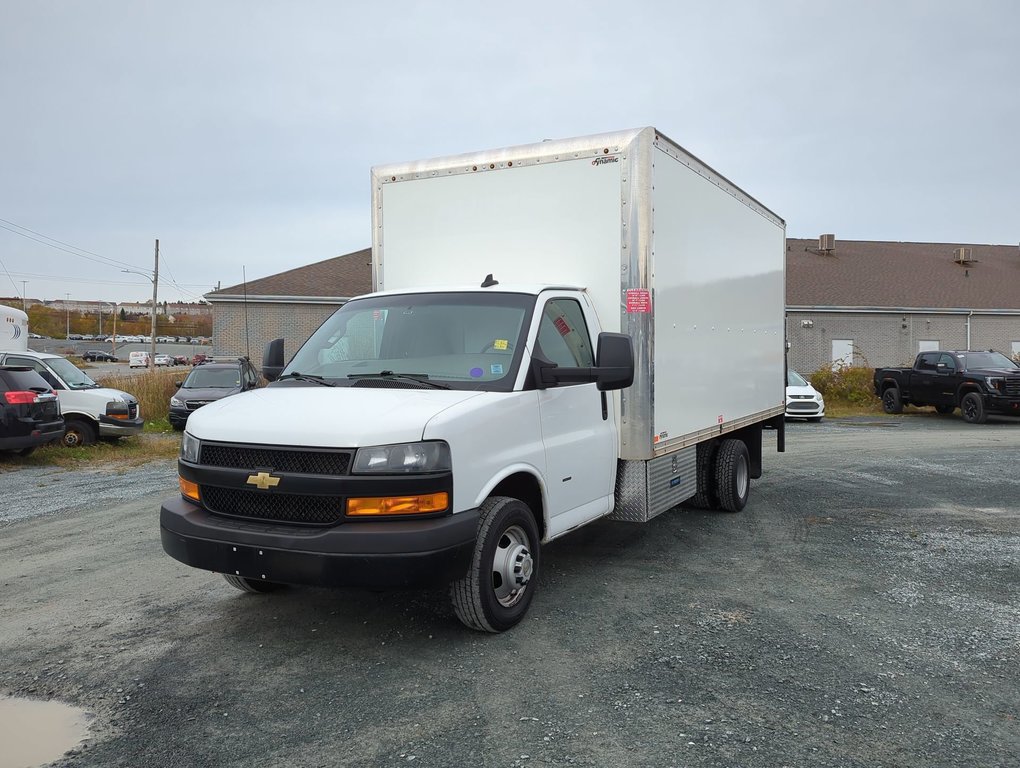 2020  Express Commercial Cutaway 16 FT Cube with Rear Lift and Side Door *GM Certified* in Dartmouth, Nova Scotia - 4 - w1024h768px