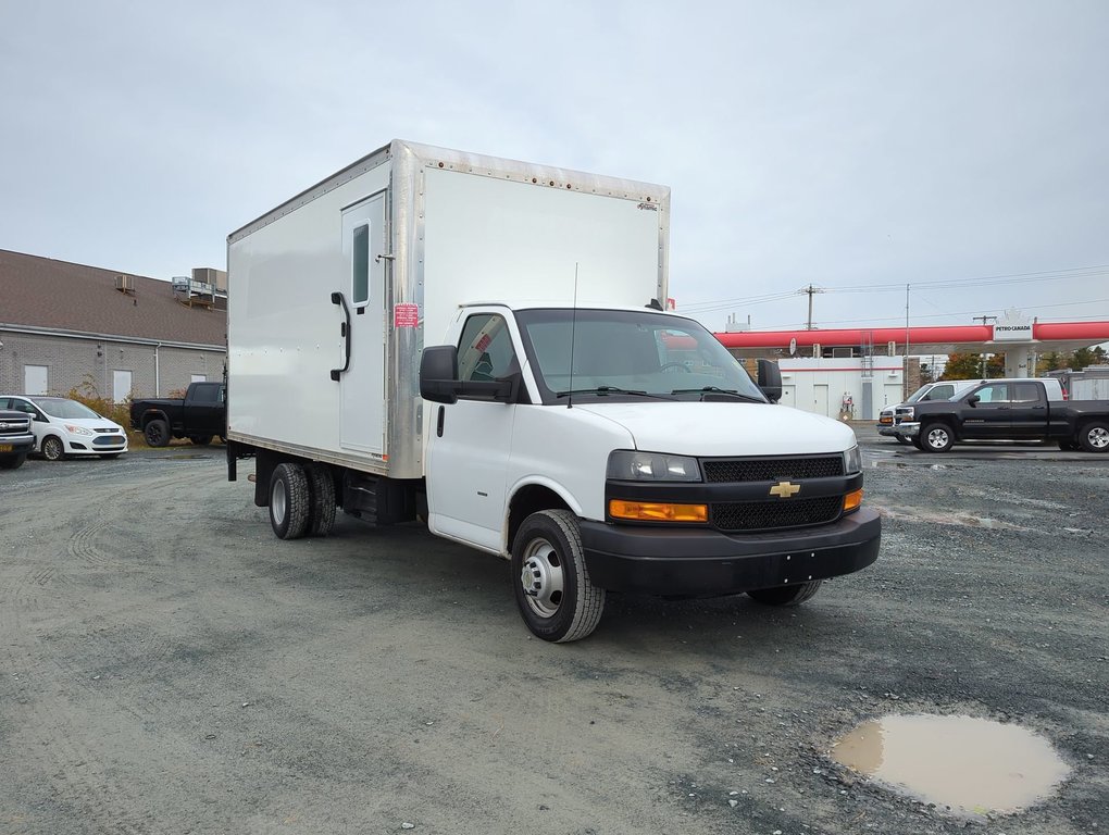 2020  Express Commercial Cutaway 16 FT Cube with Rear Lift and Side Door *GM Certified* in Dartmouth, Nova Scotia - 2 - w1024h768px