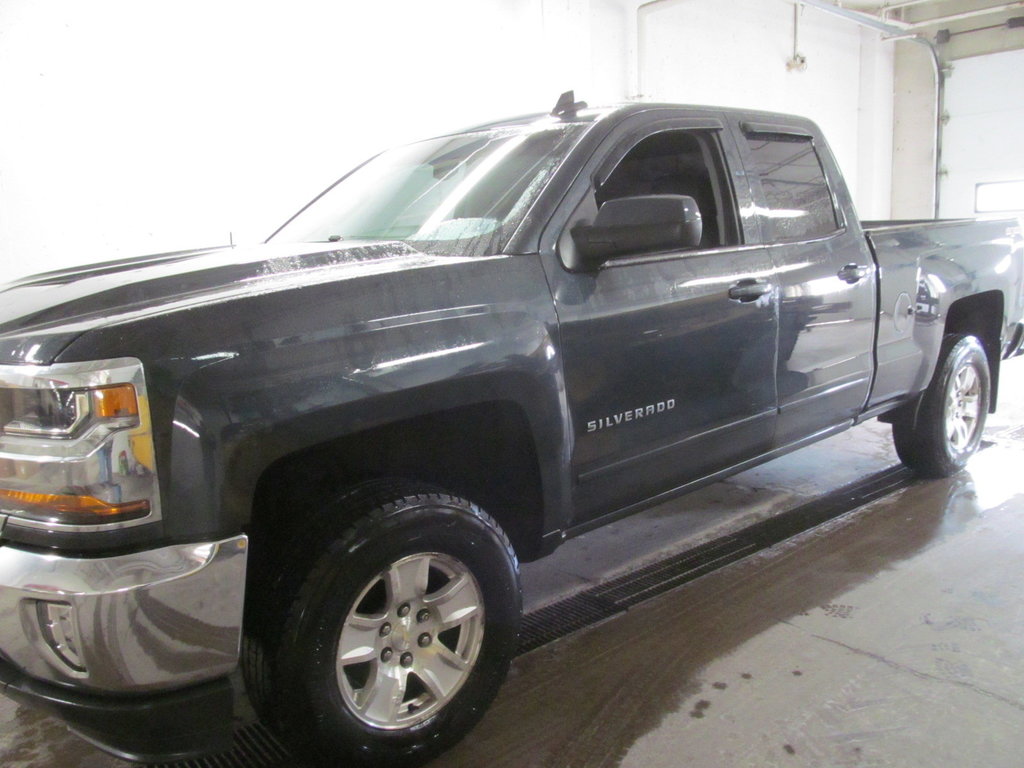 2017 Chevrolet Silverado 1500 LT in Dartmouth, Nova Scotia - 2 - w1024h768px