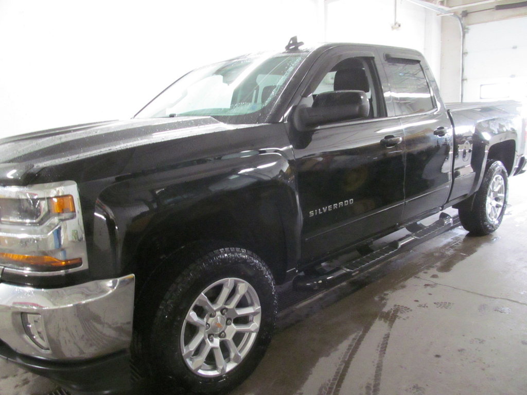 2017 Chevrolet Silverado 1500 LT in Dartmouth, Nova Scotia - 2 - w1024h768px