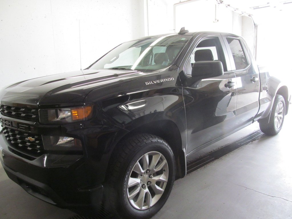 2020 Chevrolet Silverado 1500 Custom in Dartmouth, Nova Scotia - 2 - w1024h768px