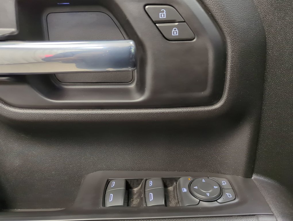 2020 Chevrolet Silverado 1500 Custom in Dartmouth, Nova Scotia - 13 - w1024h768px