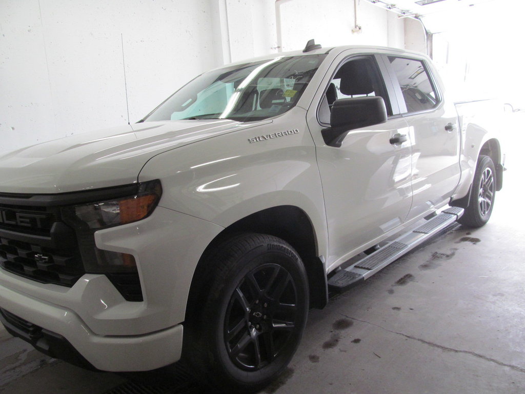 2022 Chevrolet Silverado 1500 Custom in Dartmouth, Nova Scotia - 2 - w1024h768px