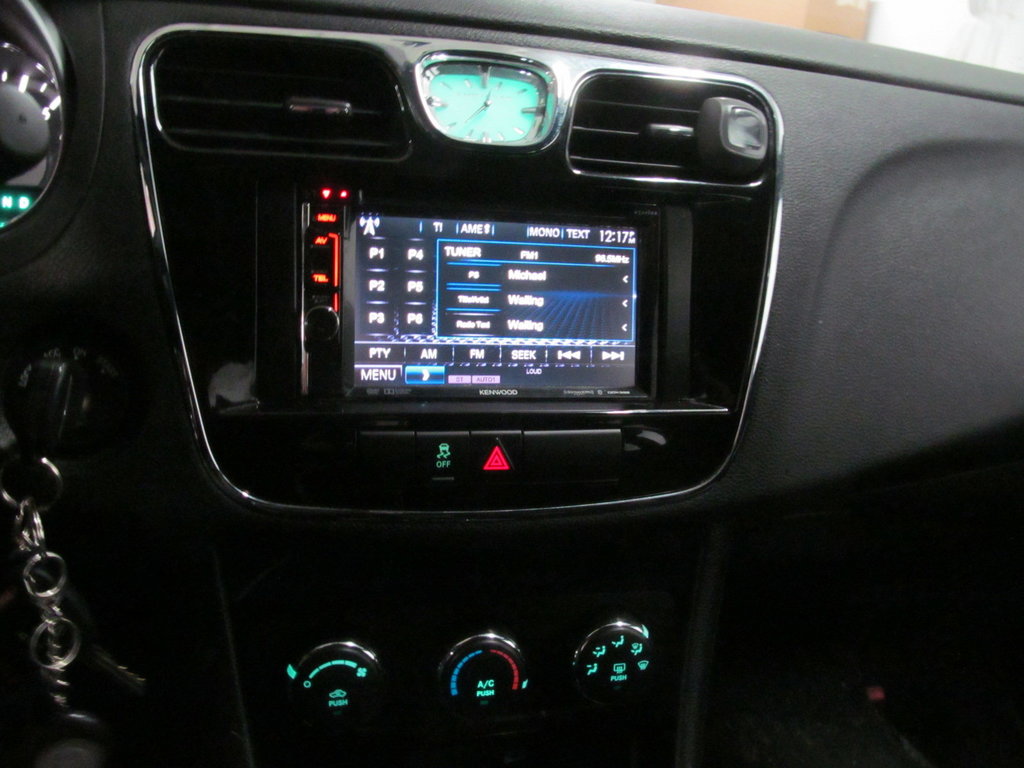 2014 Chrysler 200 LX in Dartmouth, Nova Scotia - 6 - w1024h768px