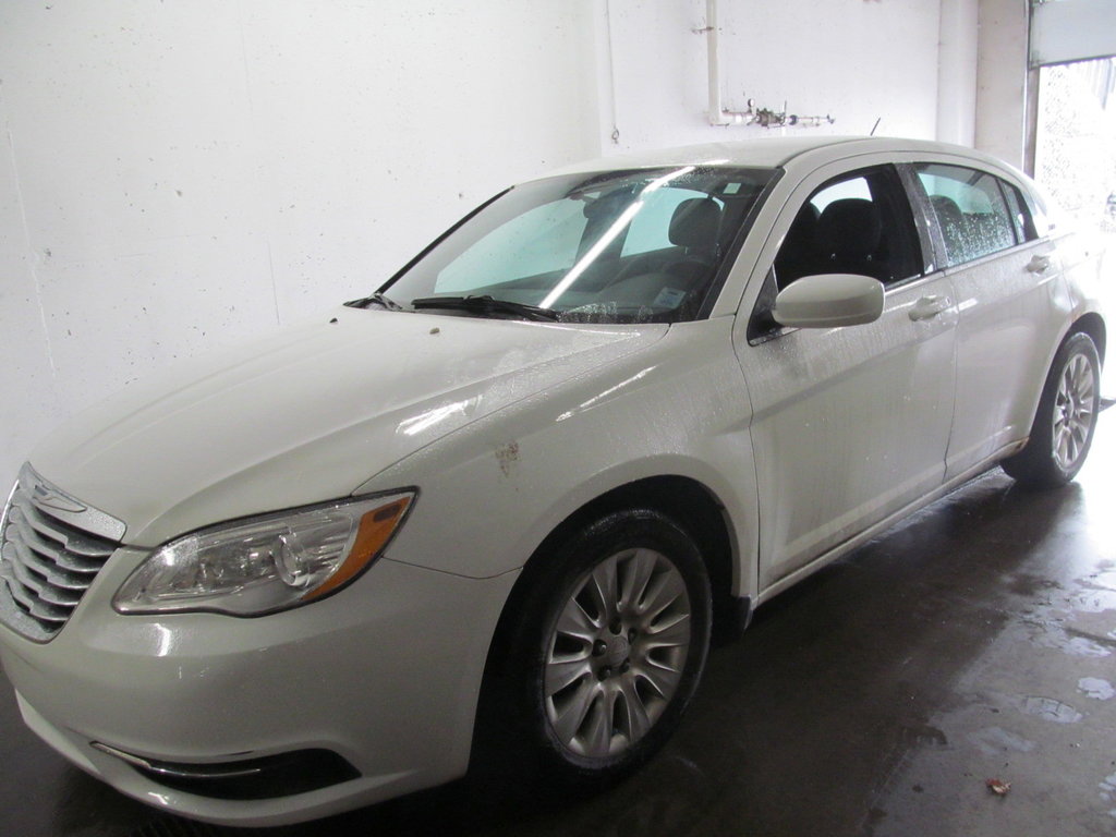 2014 Chrysler 200 LX in Dartmouth, Nova Scotia - 2 - w1024h768px