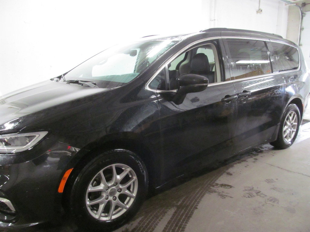 2022 Chrysler Pacifica Touring L in Dartmouth, Nova Scotia - 2 - w1024h768px