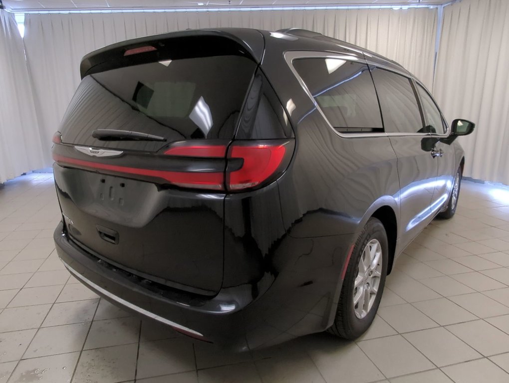 2022 Chrysler Pacifica Touring L in Dartmouth, Nova Scotia - 8 - w1024h768px