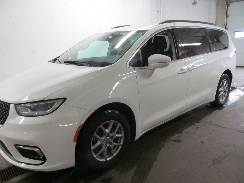 2022 Chrysler Pacifica Touring L in Dartmouth, Nova Scotia - 2 - w1024h768px