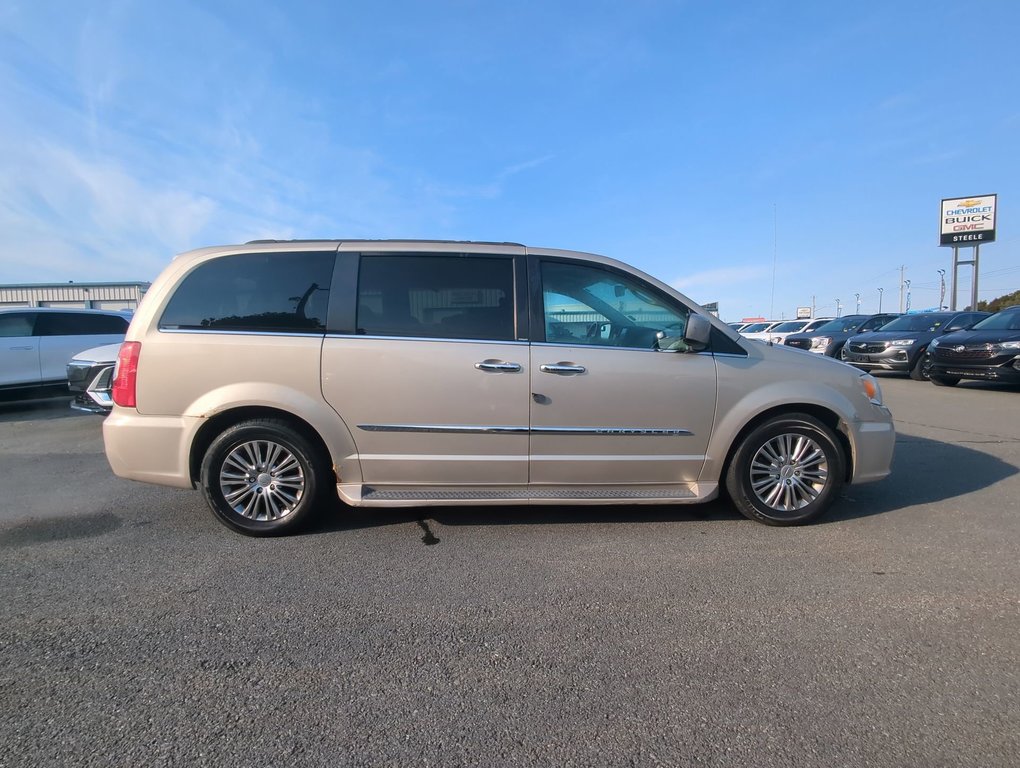 2014  Town & Country Touring in Dartmouth, Nova Scotia - 9 - w1024h768px