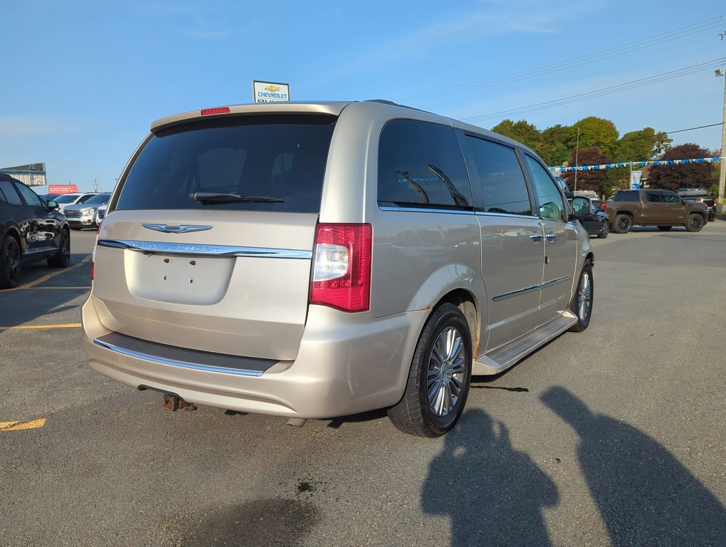 2014  Town & Country Touring in Dartmouth, Nova Scotia - 8 - w1024h768px