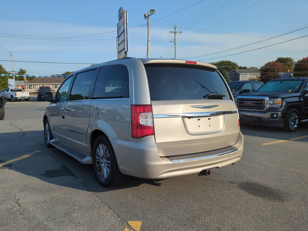 2014  Town & Country Touring in Dartmouth, Nova Scotia - 6 - w1024h768px