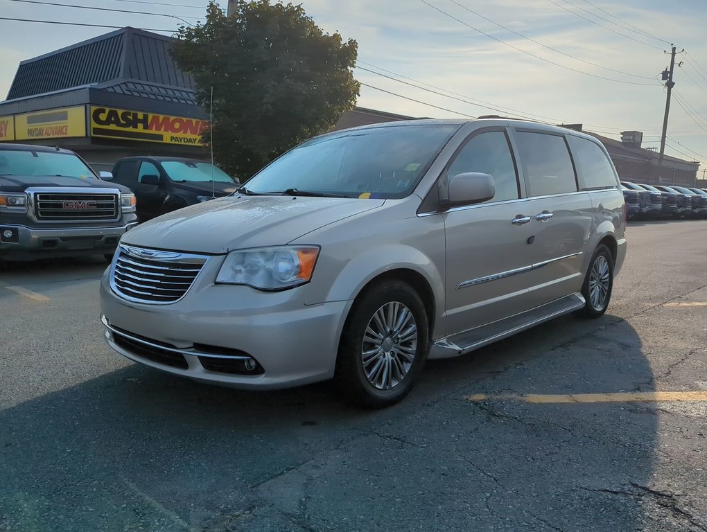 2014  Town & Country Touring in Dartmouth, Nova Scotia - 4 - w1024h768px