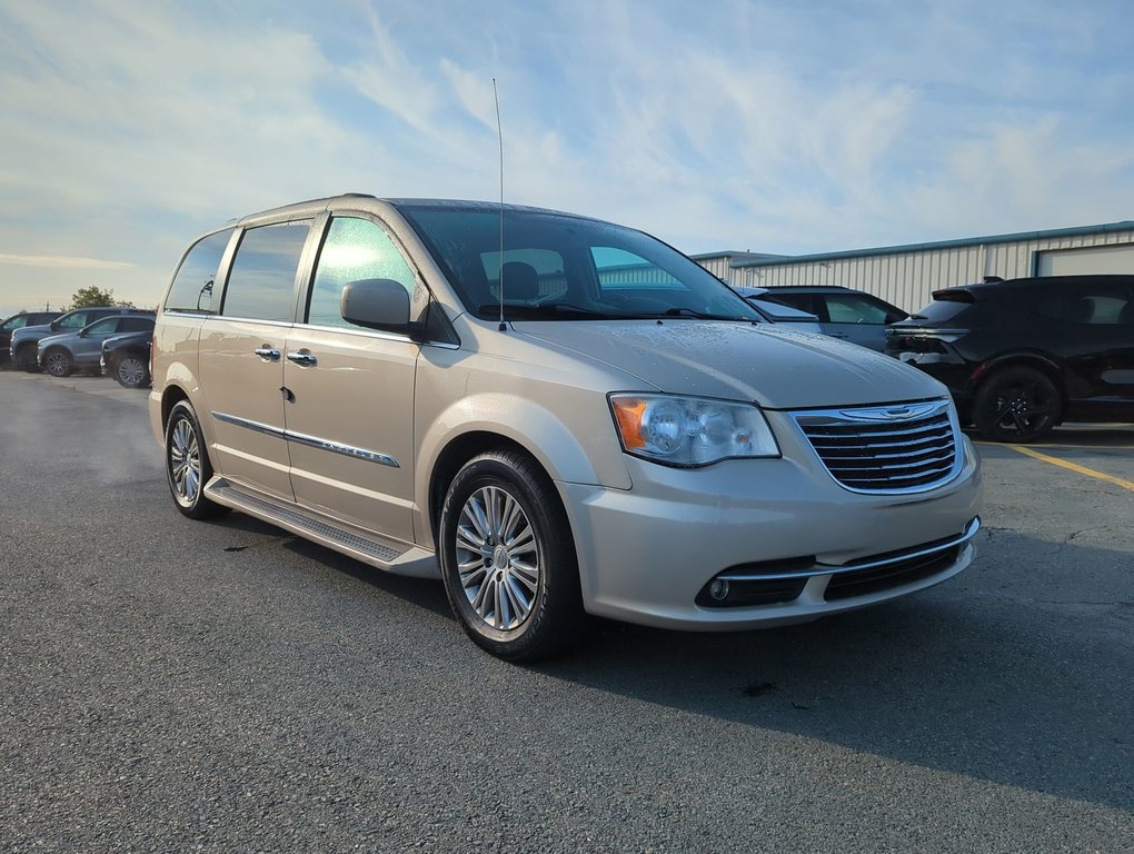 2014  Town & Country Touring in Dartmouth, Nova Scotia - 2 - w1024h768px