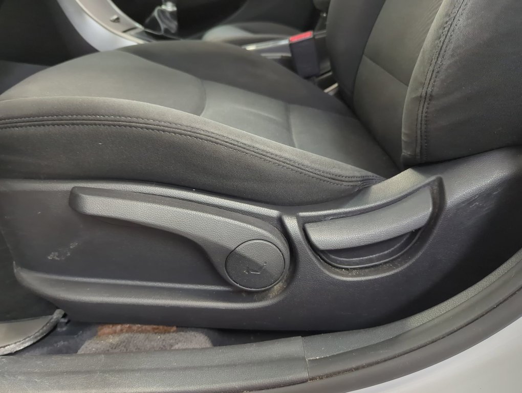 2016 Hyundai Elantra GLS in Dartmouth, Nova Scotia - 12 - w1024h768px