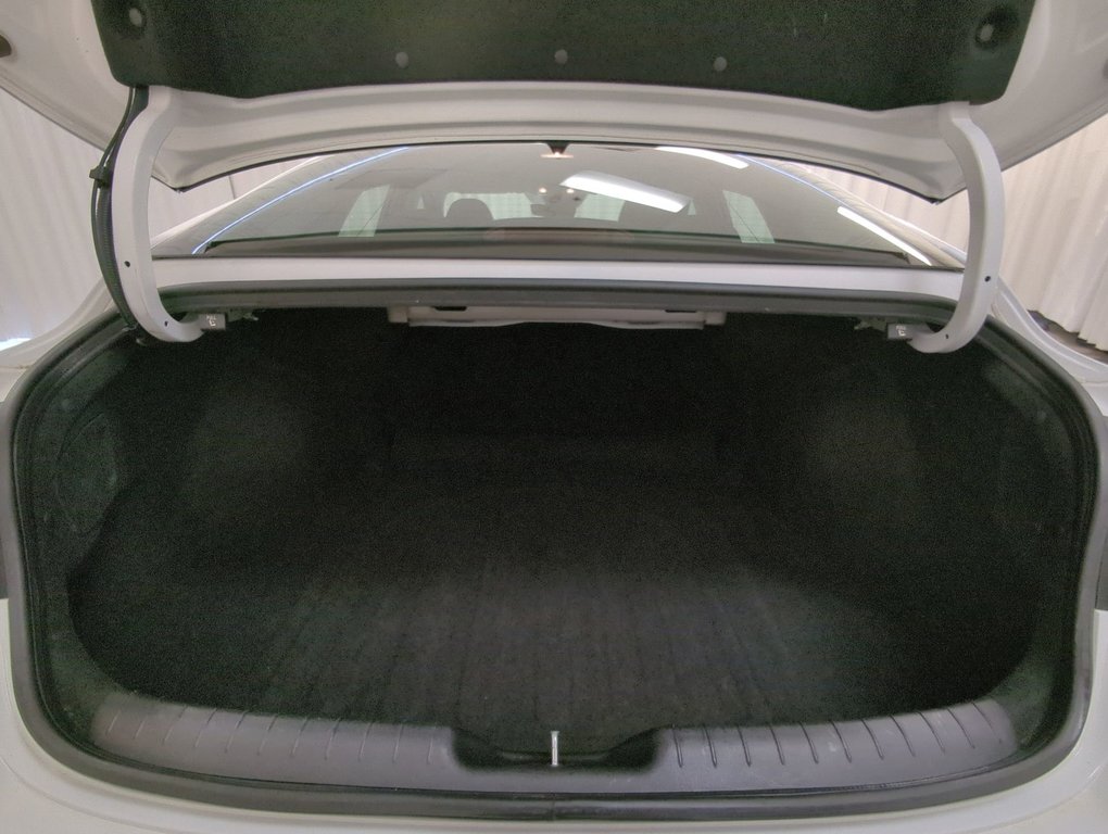 2022 Hyundai Elantra Preferred in Dartmouth, Nova Scotia - 22 - w1024h768px