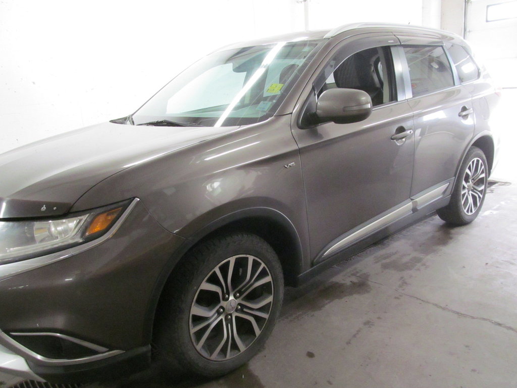 2016 Mitsubishi Outlander SE in Dartmouth, Nova Scotia - 2 - w1024h768px