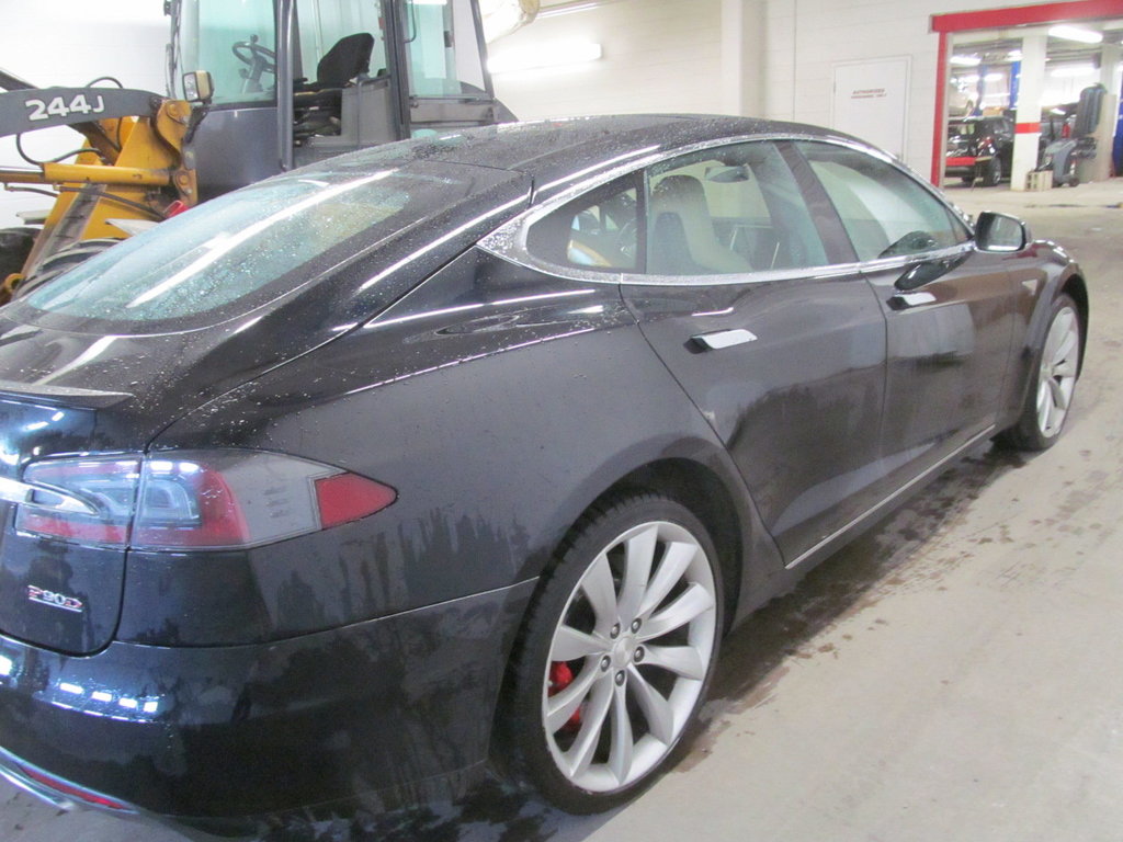 2015 Tesla Model S 85D in Dartmouth, Nova Scotia - 4 - w1024h768px