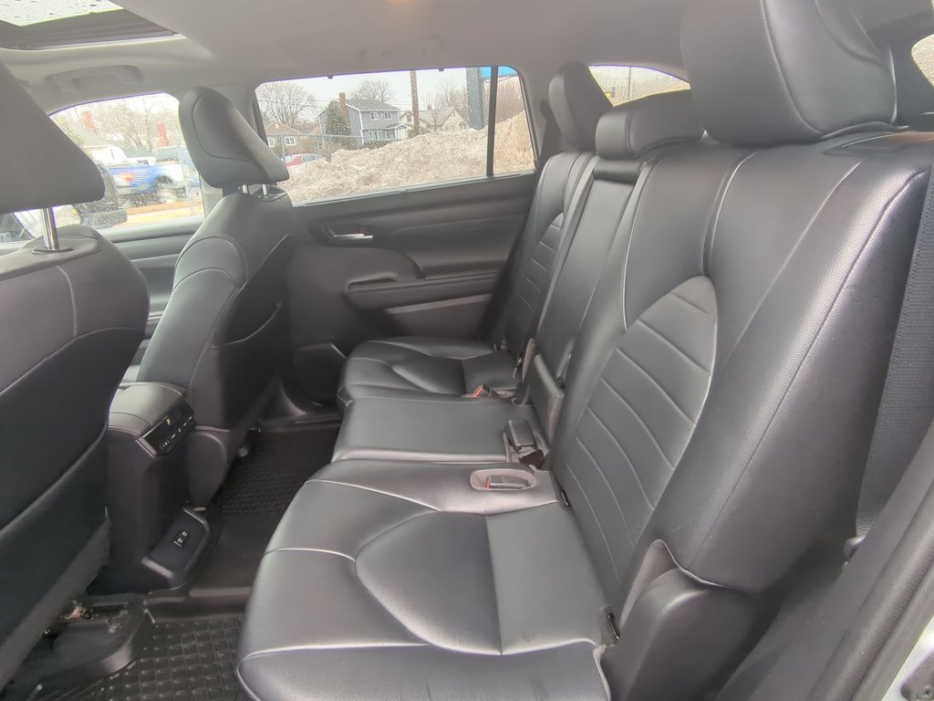 2021 Toyota Highlander XLE Sunroof 7 Seater Fresh MVI in Dartmouth, Nova Scotia - 22 - w1024h768px