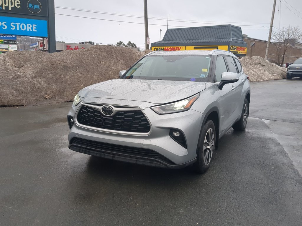 2021 Toyota Highlander XLE Sunroof 7 Seater Fresh MVI in Dartmouth, Nova Scotia - 4 - w1024h768px