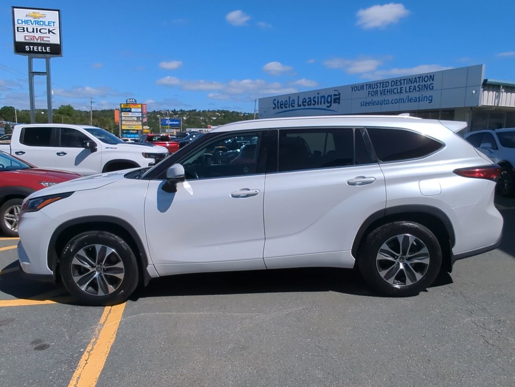 2022  Highlander XLE Sunroof 7 Seater *GM Certified* in Dartmouth, Nova Scotia - 5 - w1024h768px