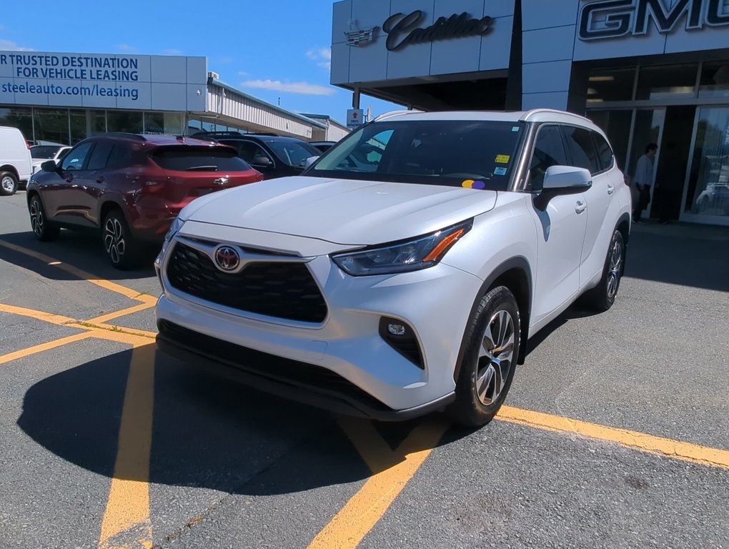 2022  Highlander XLE Sunroof 7 Seater *GM Certified* in Dartmouth, Nova Scotia - 4 - w1024h768px