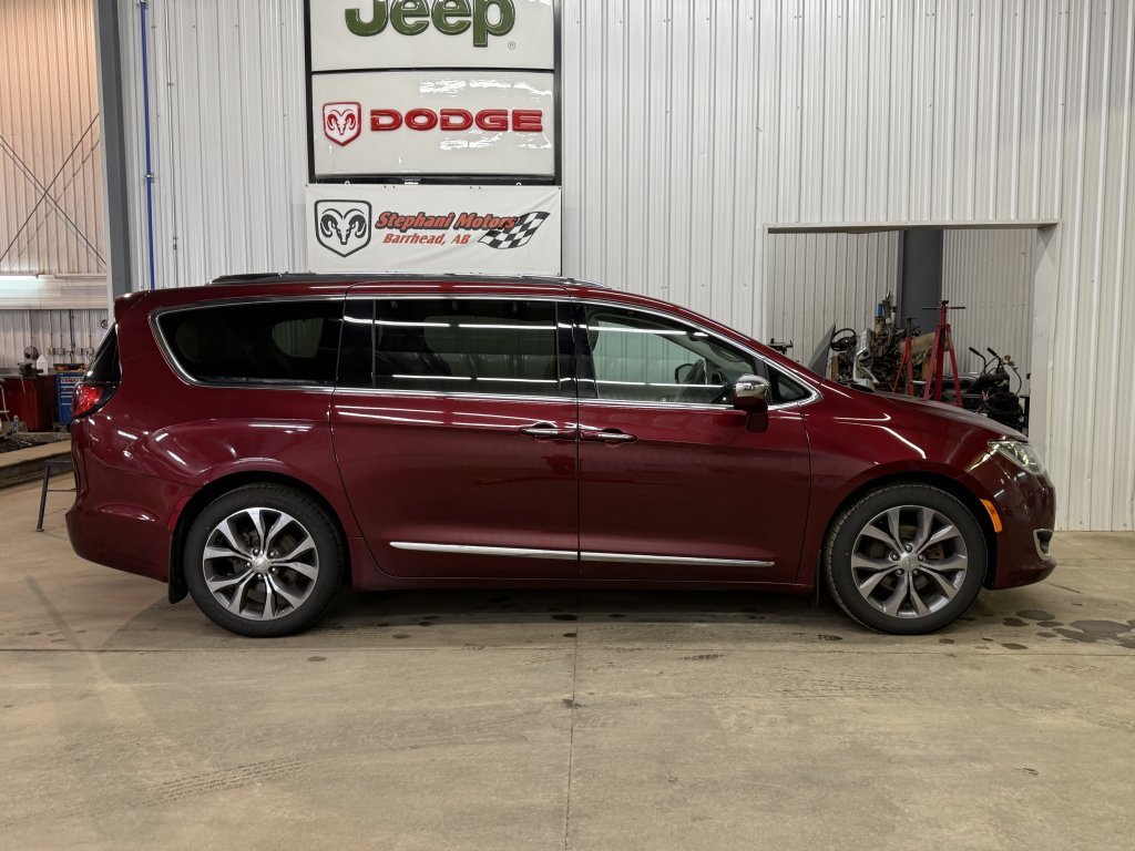 2017 Chrysler Pacifica Limited in Barrhead, Alberta - 2 - w1024h768px