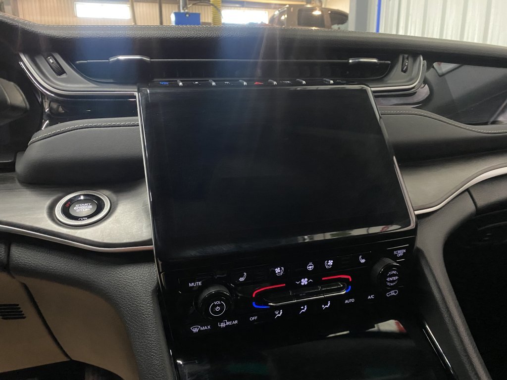 2023 Jeep Grand Cherokee 4xe BASE in Barrhead, Alberta - 11 - w1024h768px