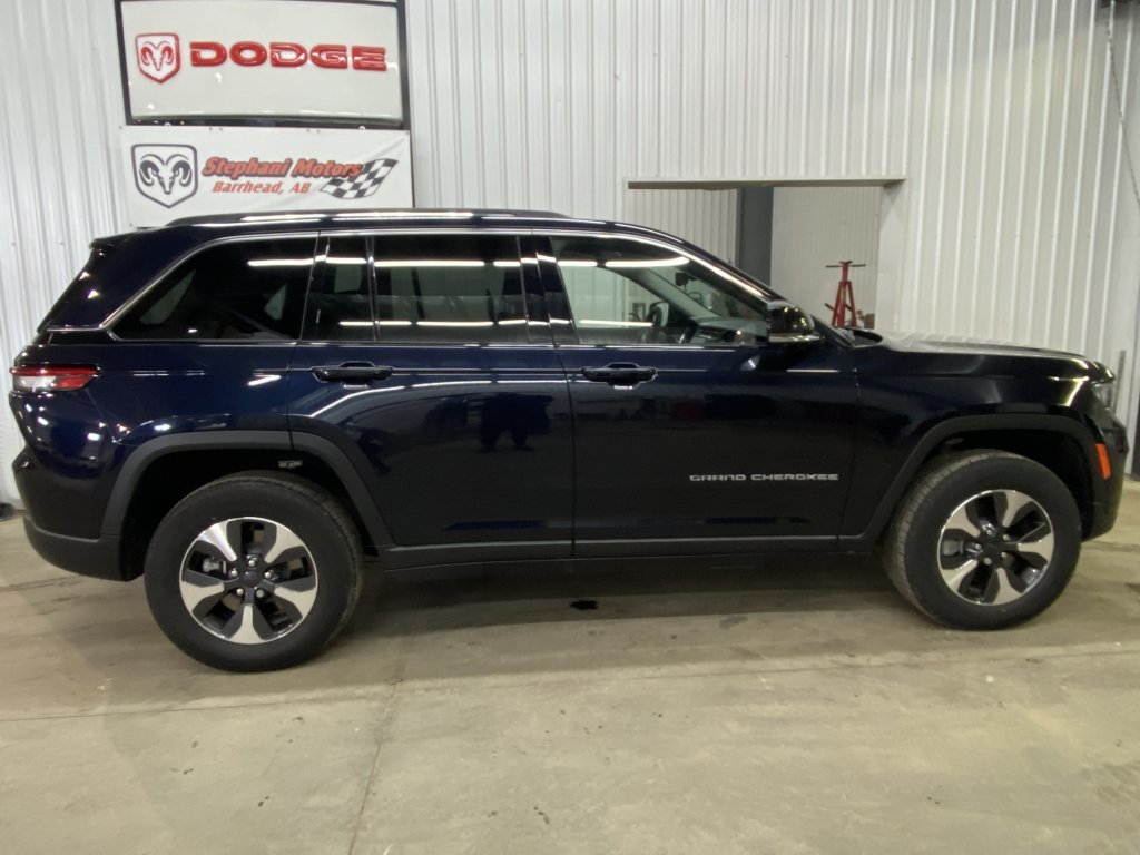 2023 Jeep Grand Cherokee 4xe BASE in Barrhead, Alberta - 2 - w1024h768px