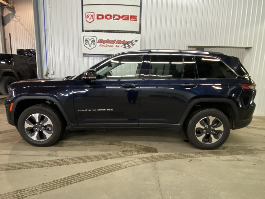 2023 Jeep Grand Cherokee 4xe BASE in Barrhead, Alberta - 6 - w1024h768px