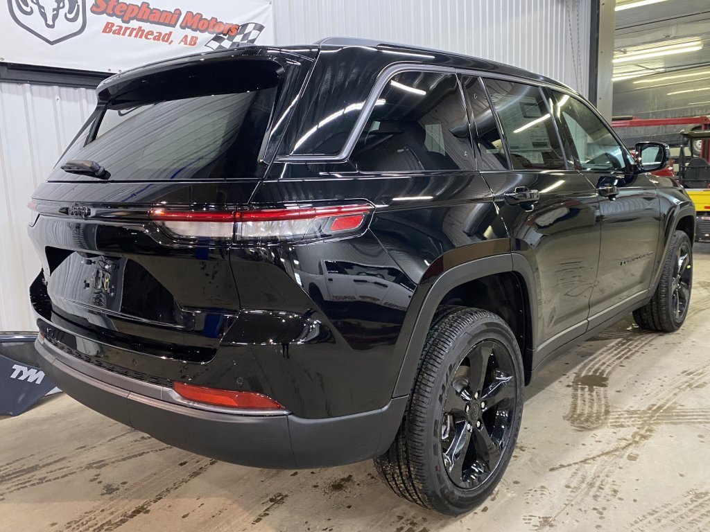 2026 Jeep Grand Cherokee ALTITUDE in Barrhead, Alberta - 3 - w1024h768px